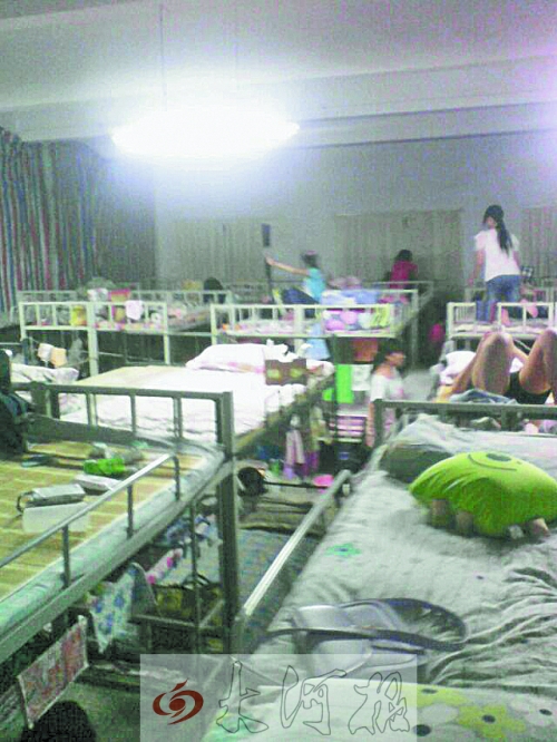 住在電教室里的女生們，擁擠不堪。