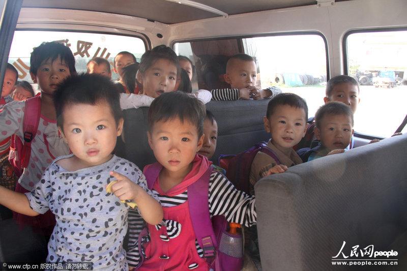 河南一面包車當(dāng)校車嚴重超載 6座擠著28個孩子