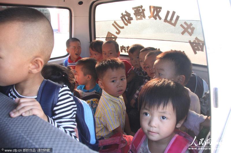 河南一面包車當(dāng)校車嚴重超載 6座擠著28個孩子