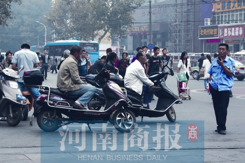 　火車站廣場(chǎng)北側(cè)，幾輛摩的正在等客