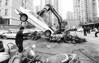  一輛走私寶馬轎車被銷毀。 記者金振強 攝