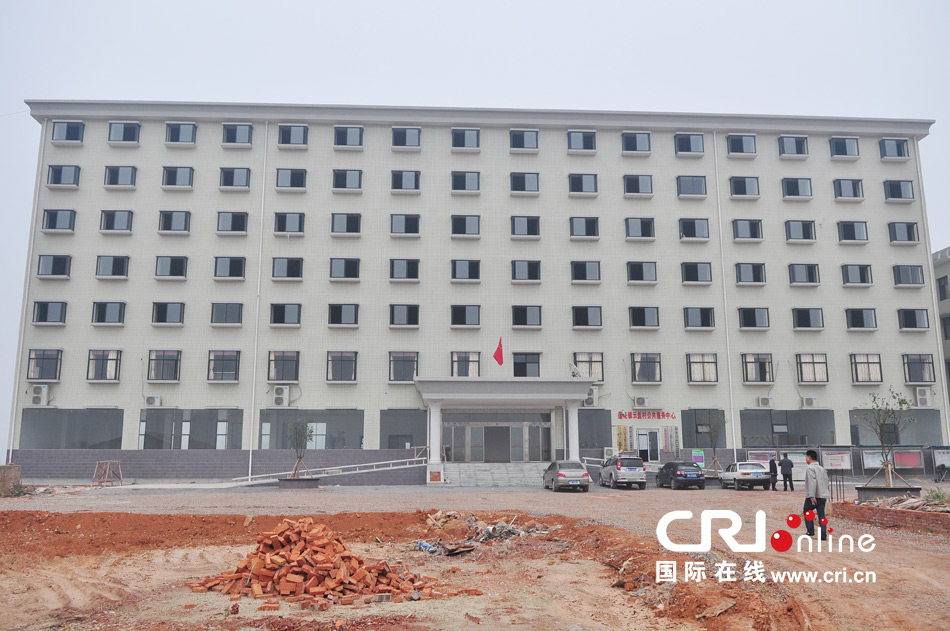 2013年10月21日，長沙云蓋村欠債千萬新建的豪華村部樓。