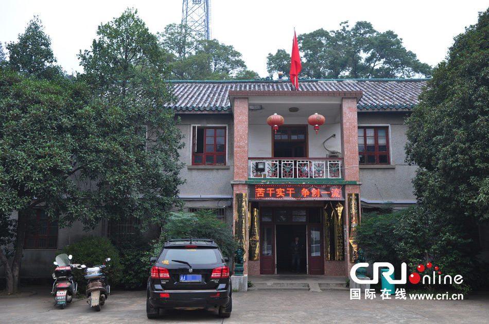 　2013年10月21日，這是蓮花鎮(zhèn)人民政府的辦公樓，和蓮花鎮(zhèn)云蓋村的辦公樓相比，寒酸不少。