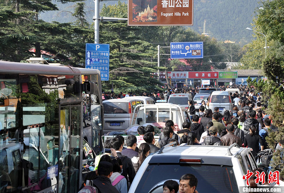 圖為10月26日上午10點(diǎn)多，北京香山路賞紅客摩肩接踵