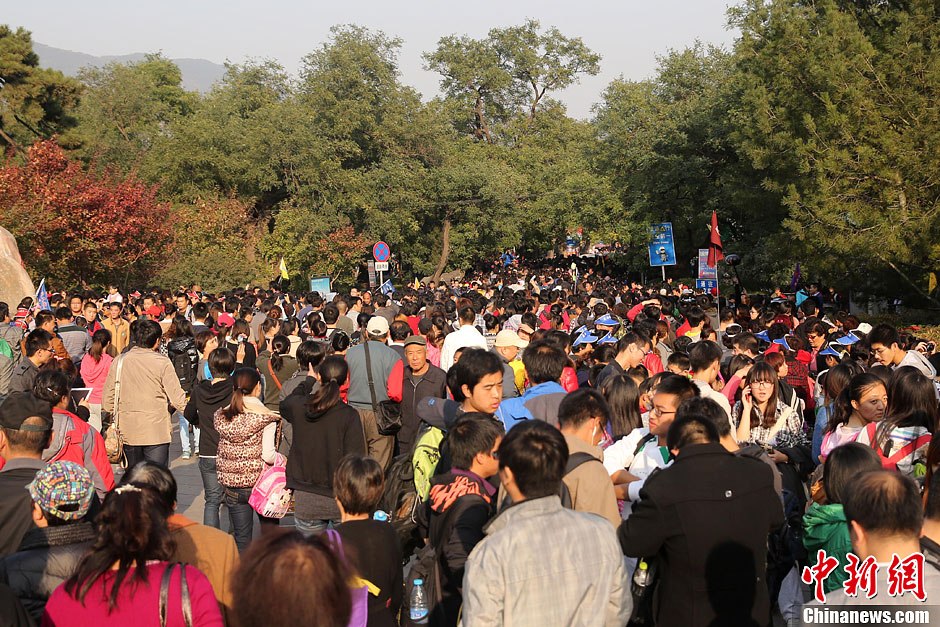 　10月26日，北京香山公園內(nèi)游客摩肩接踵。