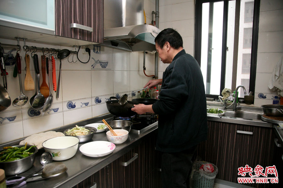 由于二老年齡也大了，于是姥姥的弟弟來住在家中幫忙照顧海龍