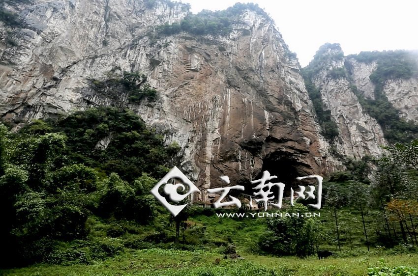 大鍋圈小學(xué)就建在這樣一個(gè)懸崖絕壁邊上。