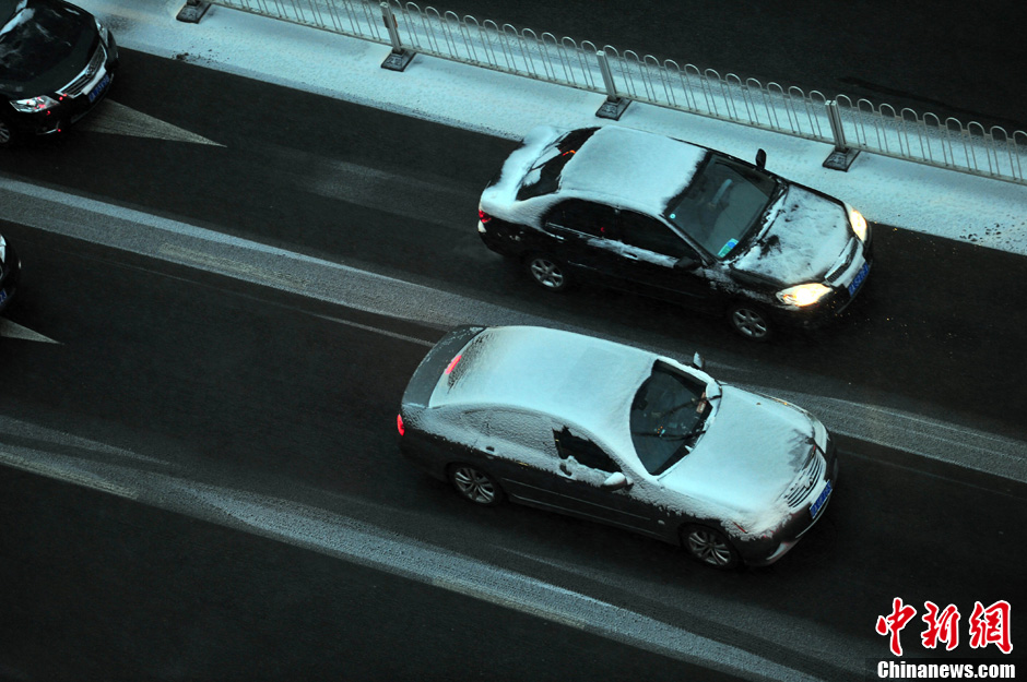 11月18日，沈陽街頭的汽車被積雪覆蓋。