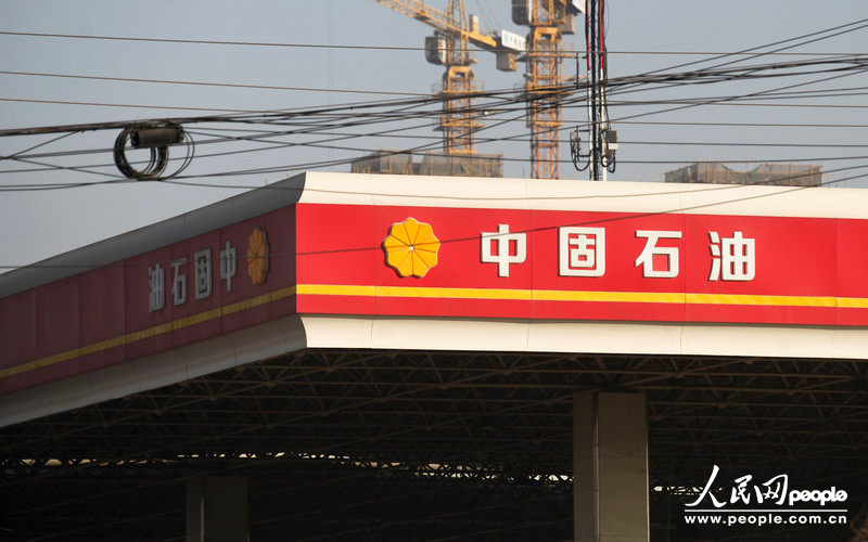 12月11日，西安市東三環(huán)北段，一名字為“中固石油”的加油站從遠處看去和“中國石油”加油站十分相似。