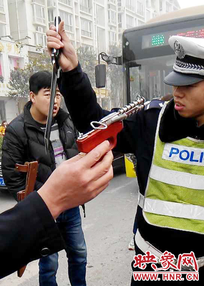 據(jù)當(dāng)事交警描述，男子自知車(chē)上有刀，在車(chē)輛被逼停后，車(chē)上的另一名男子試圖將刀具交給到達(dá)現(xiàn)場(chǎng)的同伴。