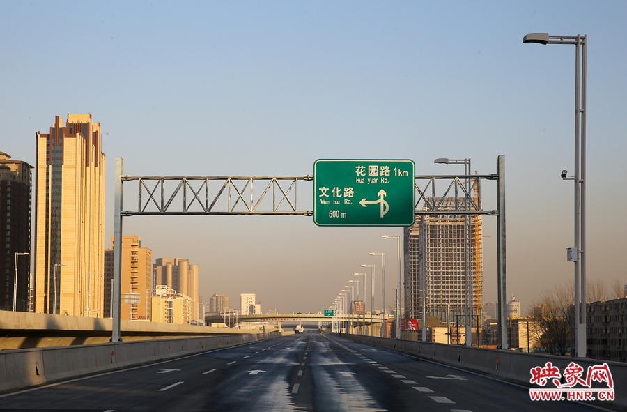 北三環(huán)快速路文化路段標(biāo)識牌提示，匝道直接可上文化路向北。