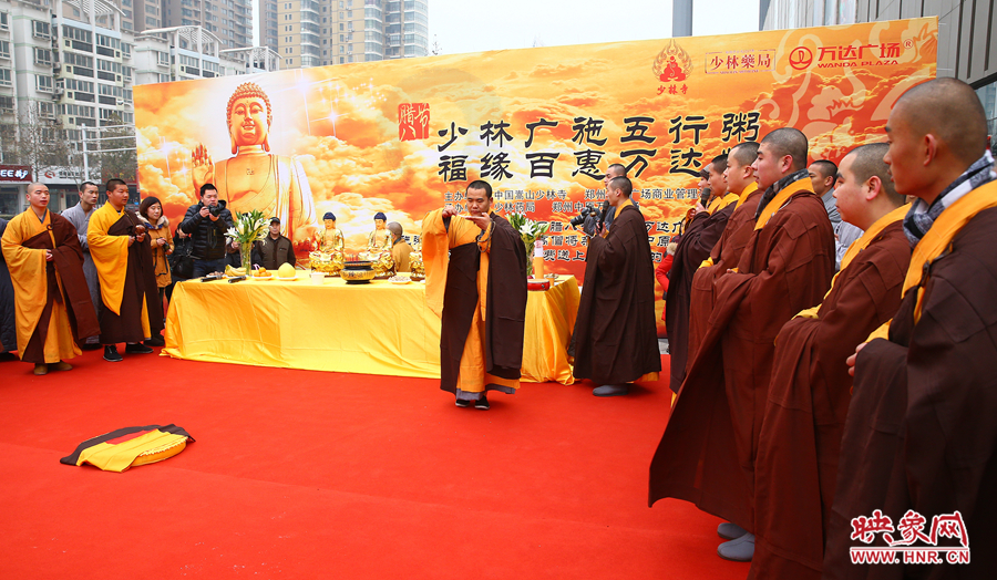 1月8日上午，鄭州市中原萬(wàn)達(dá)廣場(chǎng)上，少林寺的僧人們?yōu)榕D八節(jié)做法事施粥。