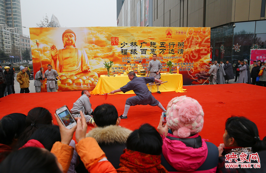 少林寺布施五行粥現(xiàn)場(chǎng)，少林僧人的武術(shù)表演