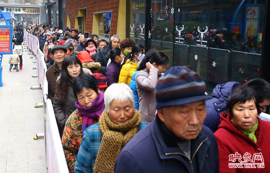 領(lǐng)粥的市民排起了長(zhǎng)隊(duì)，足有上千人。