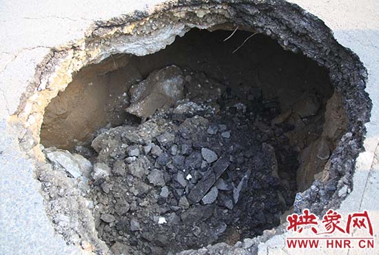 坑口直徑約兩米，路面下形成中空的大坑，約有15平方米。