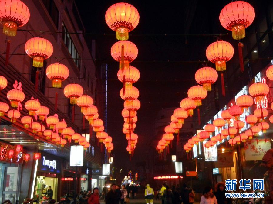 　1月30日，市民行走在大紅燈籠裝飾的蘇州街頭。