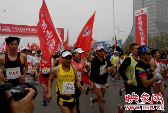 目前在鄭開大道上，一場角逐正在展開。