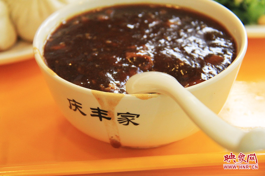 一碗炒肝,看上去也有滋有味。