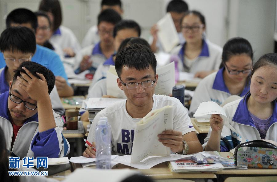 6月3日，銀川一中高三學生在教室里復習功課。