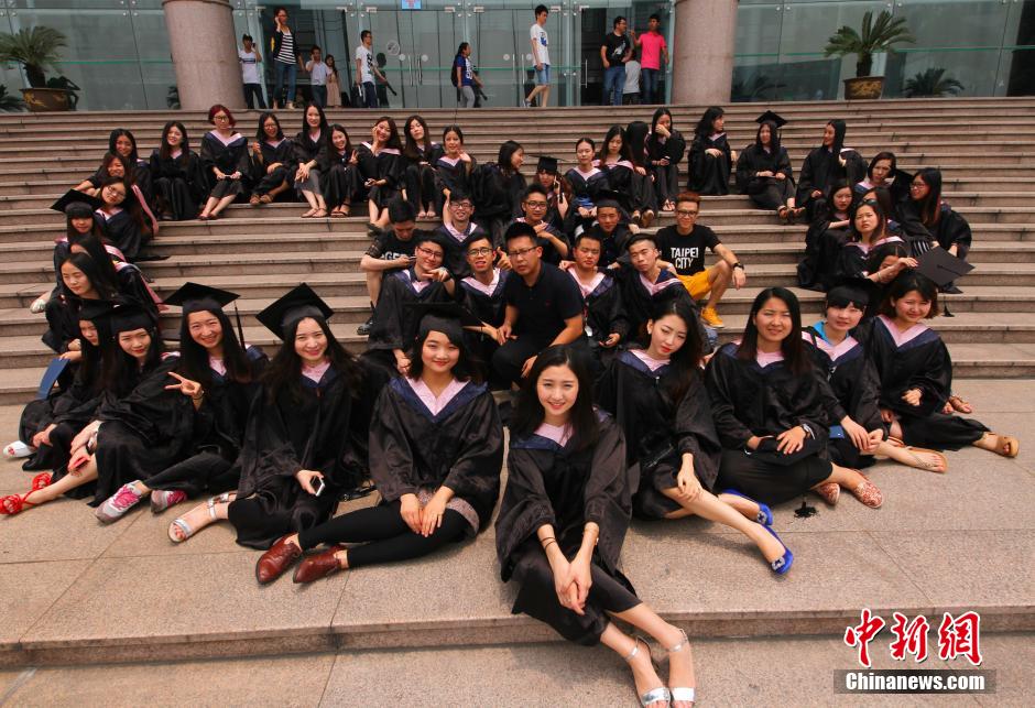 6月6日，浙江理工大學的畢業(yè)生們在校園中以賣萌、搞怪等獨具青春特色的方式告別大學生涯。中新社發(fā) 李晨
