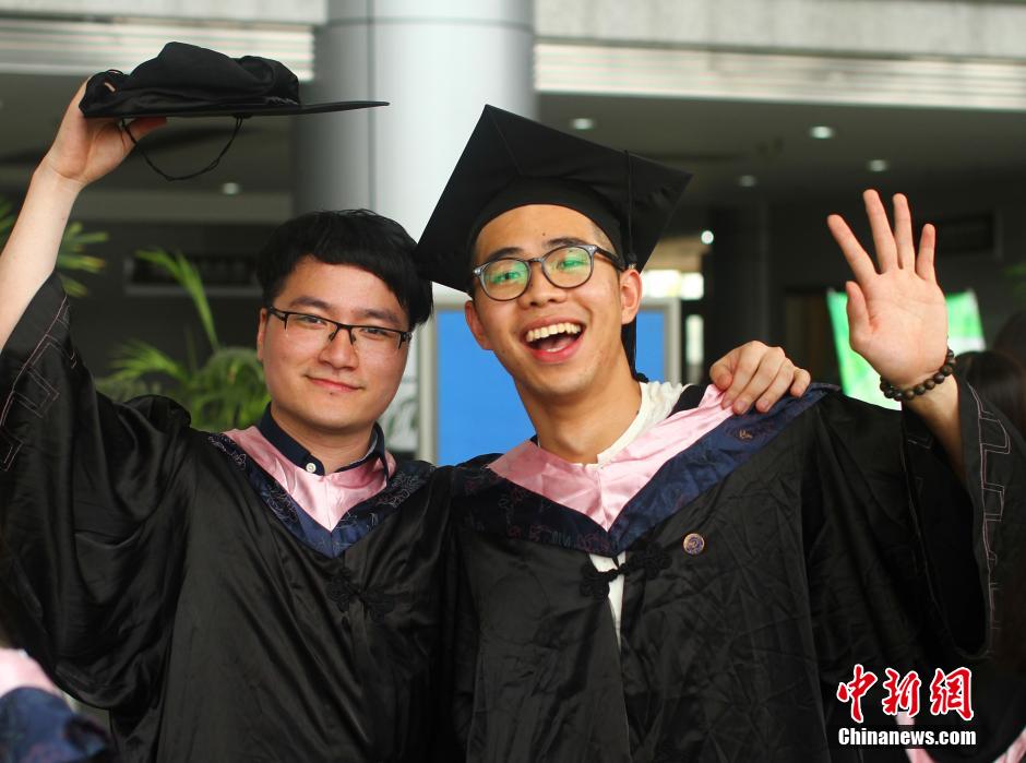 6月6日，浙江理工大學的畢業(yè)生們在校園中以賣萌、搞怪等獨具青春特色的方式告別大學生涯。中新社發(fā) 李晨