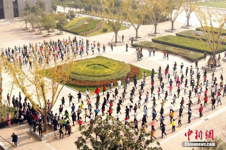 11月11日，河南財經(jīng)政法大學(xué)校園內(nèi)，300名在校大學(xué)生在上演了一出“光棍”也瘋狂的“快閃”大戲。