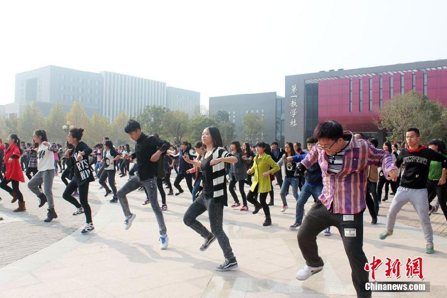 11月11日，河南財經(jīng)政法大學(xué)校園內(nèi)，300名在校大學(xué)生在上演了一出“光棍”也瘋狂的“快閃”大戲。
