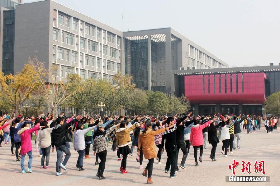 11月11日，河南財經(jīng)政法大學(xué)校園內(nèi)，300名在校大學(xué)生在上演了一出“光棍”也瘋狂的“快閃”大戲。