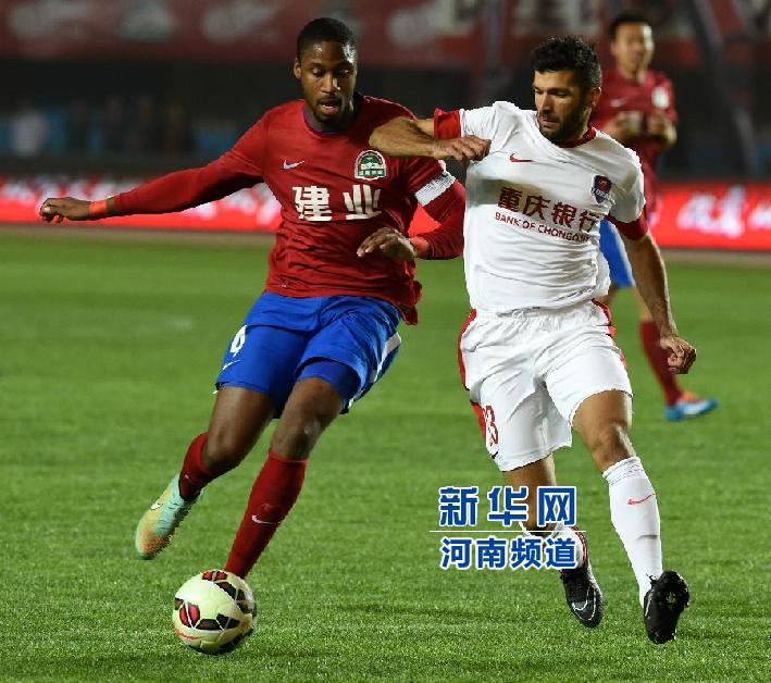 河南建業(yè)隊隊員戈麥斯（左）與重慶力帆隊隊員吉利奧蒂在比賽中拼搶。