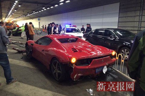 一輛蘭博基尼與一輛法拉利發(fā)生事故，現(xiàn)場狀況慘烈