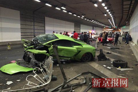 一輛蘭博基尼與一輛法拉利發(fā)生事故，現(xiàn)場狀況慘烈