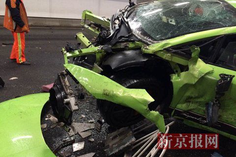 一輛蘭博基尼與一輛法拉利發(fā)生事故，現(xiàn)場狀況慘烈