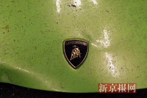 一輛蘭博基尼與一輛法拉利發(fā)生事故，現(xiàn)場狀況慘烈