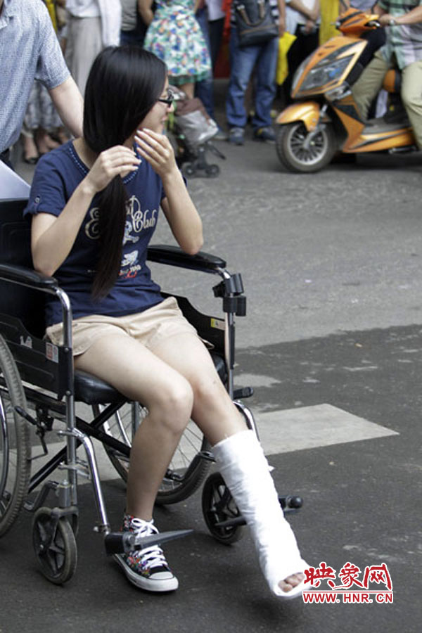 鄭州回中考點(diǎn)，一名考生左腳受傷，坐著輪椅入考場(chǎng)。