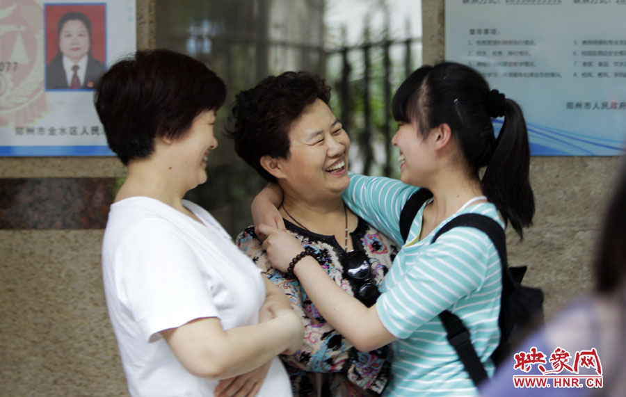 6月7日，鄭州回中考點(diǎn)，走出考場(chǎng)的考生和家長(zhǎng)擁抱在一起