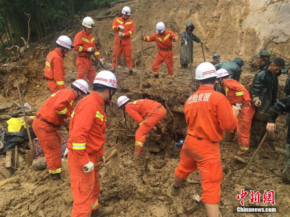 8月19日，救援人員正在全力搜尋被埋遇難者