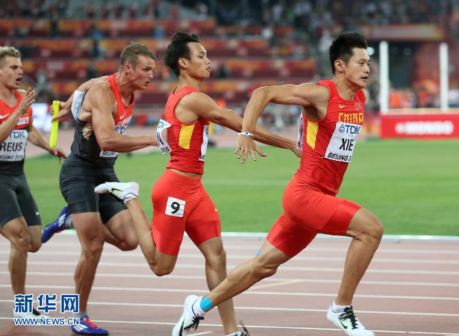 中國(guó)隊(duì)選手謝震業(yè)（右一）和莫有雪在比賽中交接棒。