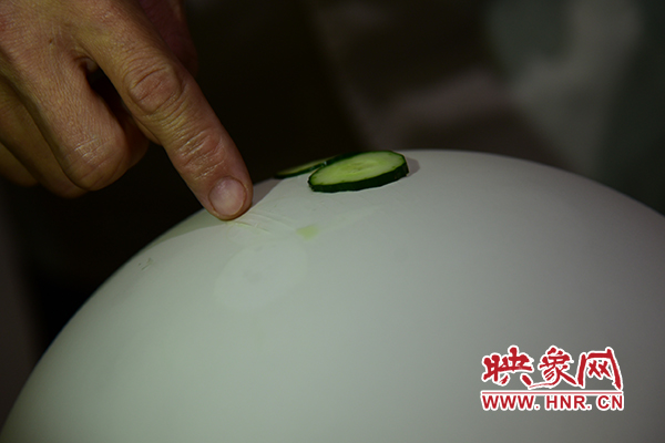在面團氣球上切菜。