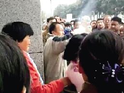 一對(duì)夫婦攔住小學(xué)生求助，被家長(zhǎng)和市民當(dāng)成人販子圍毆