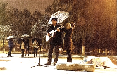 雪夜鄭大新校區(qū)的這一幕是不是也溫暖了你？