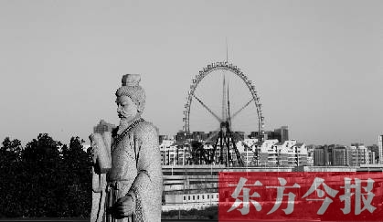 16日，從中原福塔基座平臺看向世紀歡樂園的景象