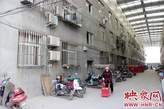三棟居民樓沒有任何手續(xù)，沒有房產(chǎn)證，售價(jià)超級低。