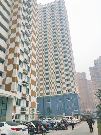 鄭州中基都市春天小區(qū)的公租房一直在閑置,樓下門面房已營業(yè)很長時(shí)間。