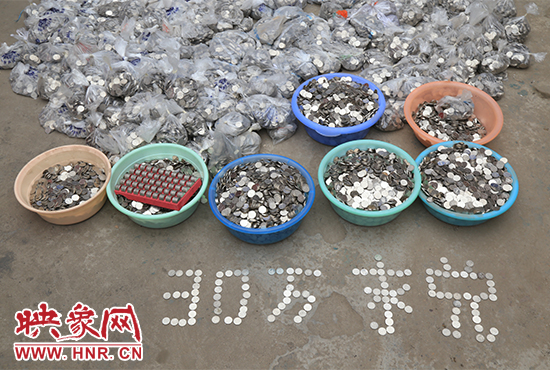 據(jù)負(fù)責(zé)清點(diǎn)“巨資”的張大爺介紹，這筆“巨資”積攢了兩個(gè)月左右，有30萬左右，重達(dá)3000多斤。