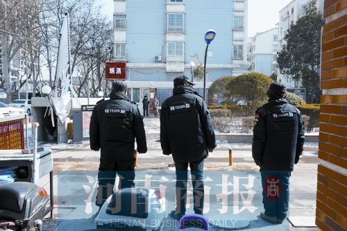 小區(qū)門口有兩撥保安把門，分屬不同的物業(yè)公司
