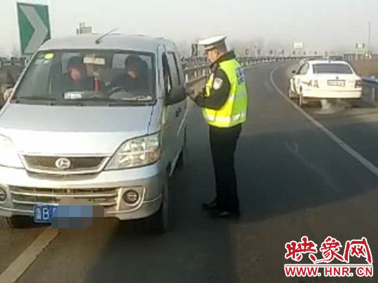 2月3日，一名男子因錯(cuò)過(guò)了路口不顧自身安全竟然在高速上逆行，被焦作高速交警逮個(gè)正著。