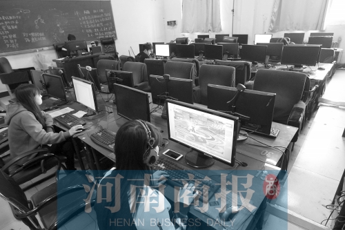 鄭州黃河護理職業(yè)學院的微機室內(nèi)，一女學生正在打游戲