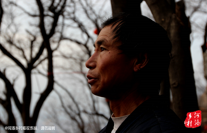 不過老崔對鄰居卻有著十分的不屑，平日里他們的生活，主要是自己種植的蔬菜和野菜，偶爾有山下香客的供奉。而鄰居卻經(jīng)常揀一些驢友丟棄的物品，飲料瓶，塑料紙，或者其它的物品。