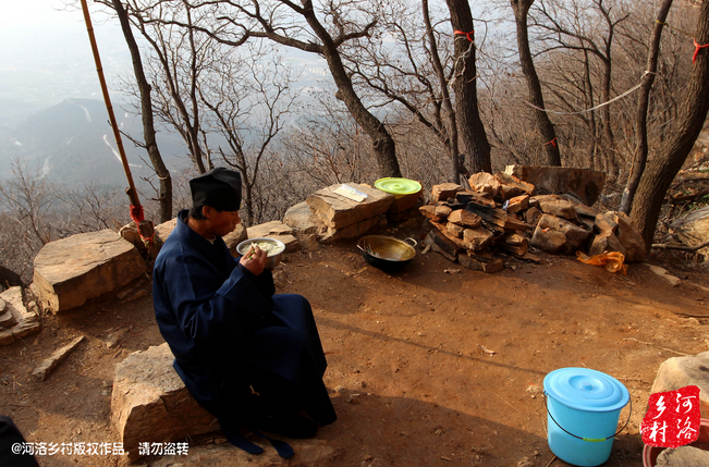 鄰居有時候會拿這些廢品下山，換取一些食物，對于老崔來說，既然出家就該安守清貧，撿破爛換好吃的，不是出家人該做的。他偷偷把鄰居的一大包廢品踢下了山，于是爭吵并且打起了架。