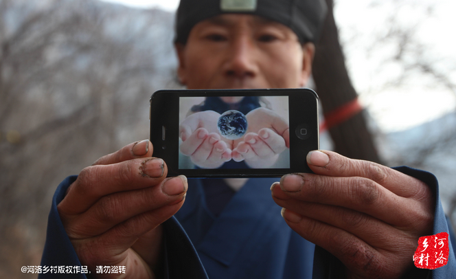 老崔雖然在山上修行，可是家里還有六個兄弟姐妹，家里人來找過他，他認為打工太累了，還需要受氣，不如山中修行自在。通過山下的香客，他花了800塊錢買了一個蘋果手機，這是他在山上最奢侈的一次購物。老崔有些心疼，他說那個香客不應該收他錢才對。